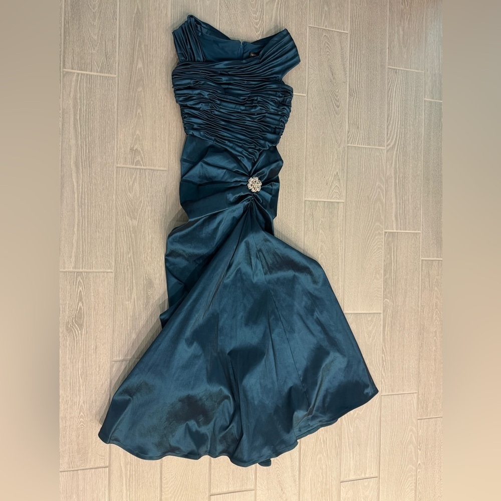 TADASHI SHOJI Iridescent Teal Ruched Formal Gown With Brooch Accent Size 8P - Picture 2 of 9